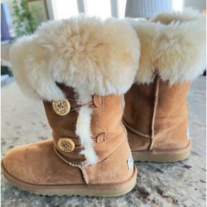 UGG Bailey Button Triplet Chestnut WOMENS Sheepskin Tall Boots Sz 4 S/N 1962